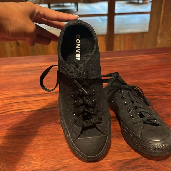 Black converse. Like New. Size 8.5 Women’s or 6.5 Men’s. - Picture 3 of 4